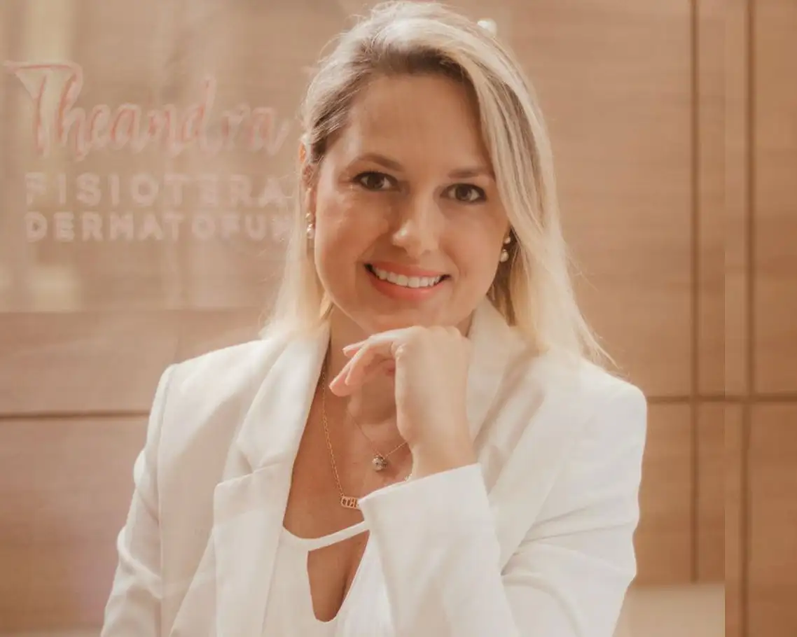 THEANDRA S. FLECK é Fisioterapeuta Especialista em Dermatofuncional.